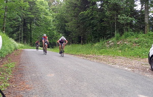 Fred et Laurent sprintent au sommet du col de la Biche