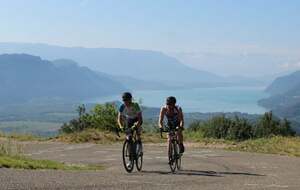 Robin à l'attaque dans le Grand Colombier. Le lac du Bourget en arrière plan