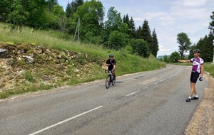 Ludo en termine avec le col de la Croix de la Serra sous les encouragements d'Arnaud