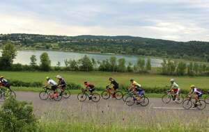 Le peloton passe devant le lac de Claivaux les Lacs