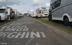 Les 1ère rampes de La Redoute. Les supporters sont prêts pour le lendemain