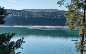 Le lac de Vouglans à Bellecin au petit matin